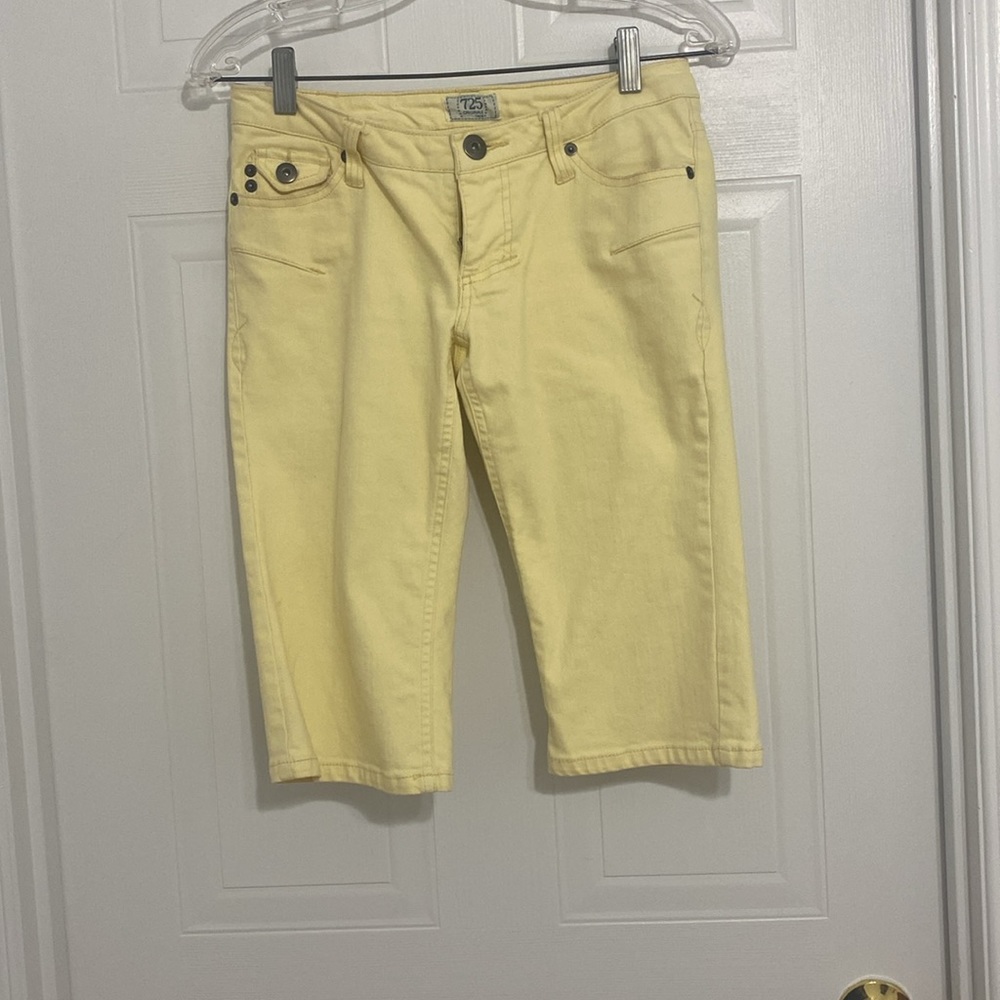 725 Originals Women’s Yellow Capris Pants Size 5 ( 131 A )
